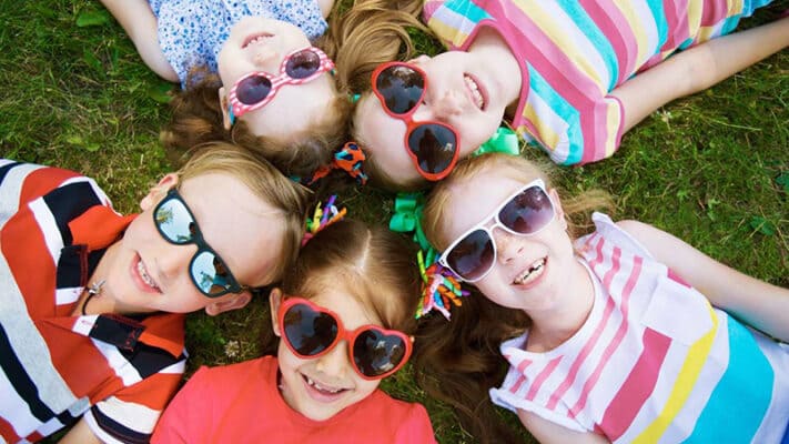 khi nào nên bắt đầu cho trẻ đeo kính râm