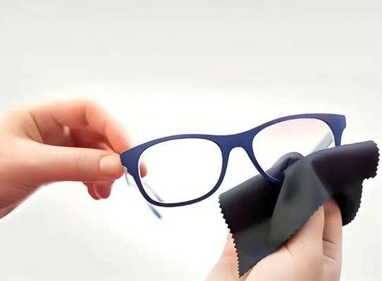 cách lau kính cận sạch