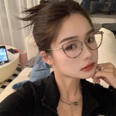 kính mắt mèo hợp với khuôn mặt nào